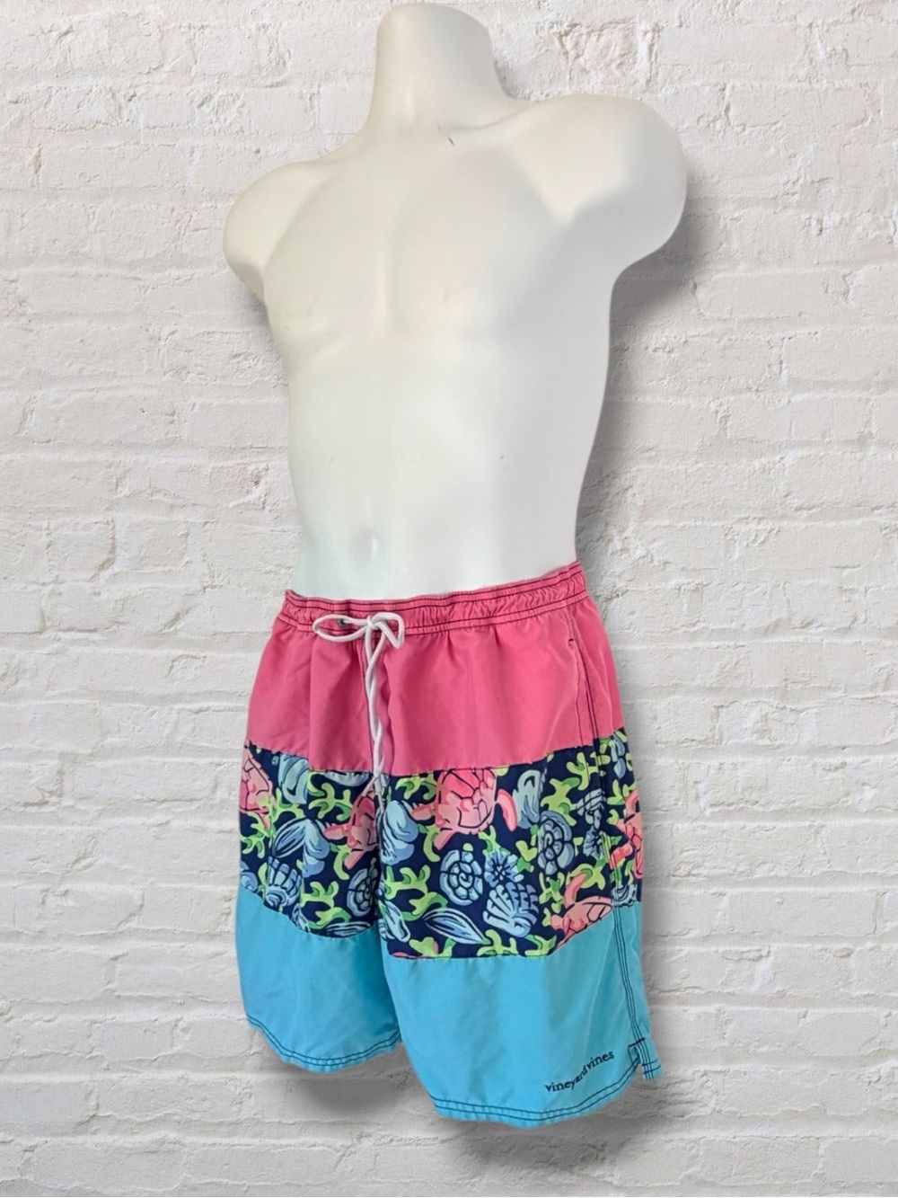 Vineyard Vines Swim Trunks Large Sea Turtle Coral Reef Print Pink Blue MeshLined